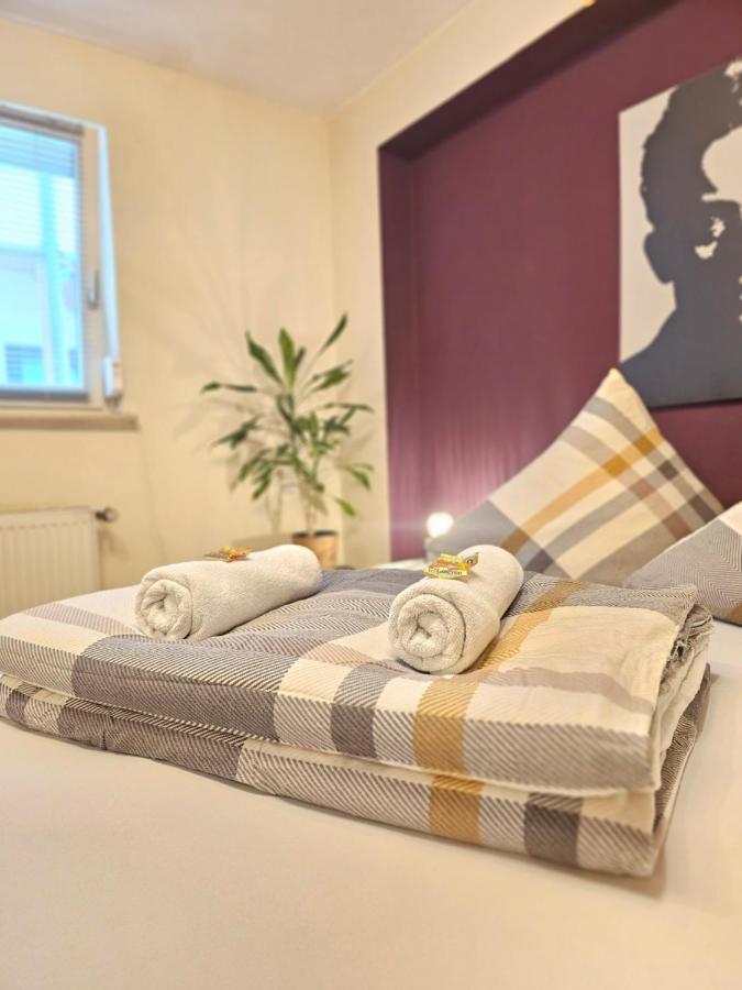 Doppelzimmer 1 I Geteiltes Bad & Kueche I Mit Dem Nur 4 Min Bis Zum Hauptbahnhof Privatunterkunft *