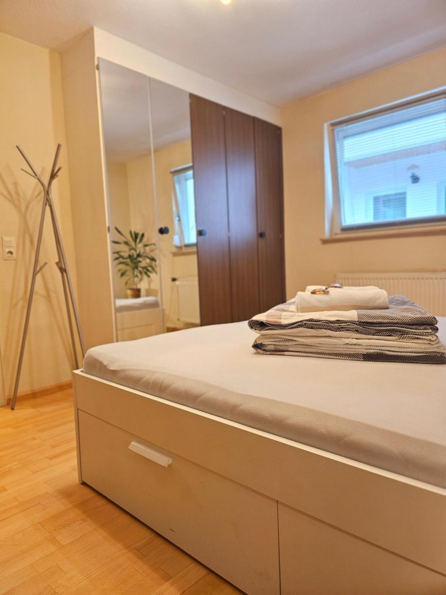 Doppelzimmer 1 I Geteiltes Bad & Kueche I Mit Dem Nur 4 Min Bis Zum Hauptbahnhof Freiburg im Breisgau
